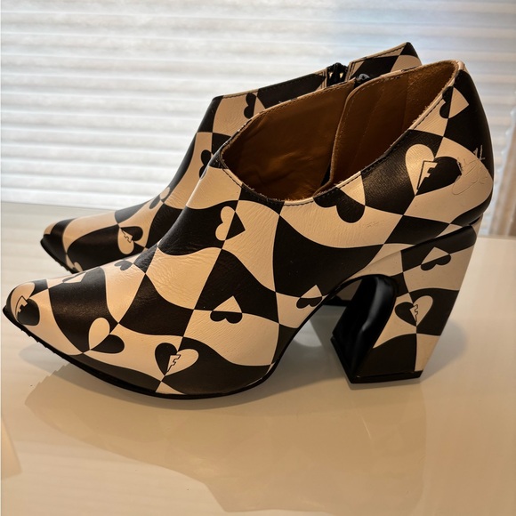 Fluevog Black and White Heart Patterned Women's Shoes size 9 - Picture 2 of 4